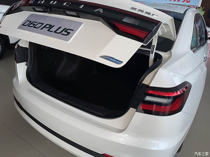 后备箱空间也很大,平时外出游玩带点孩子的吃的用的玩的一点不成问题.