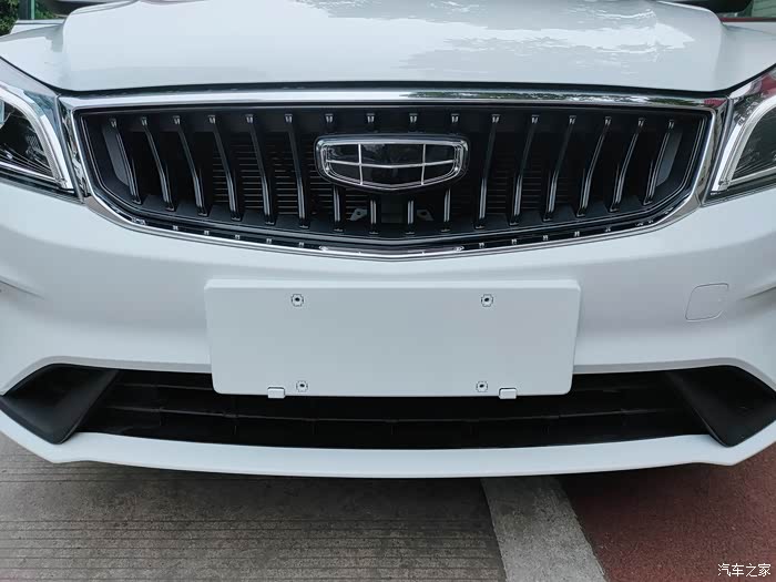前脸采用了吉利家族水滴涟漪式中网.
