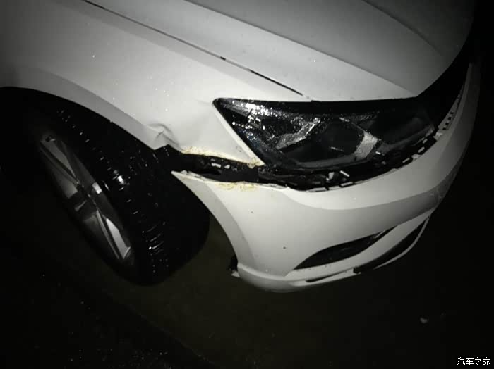 晚上车头碰护栏上