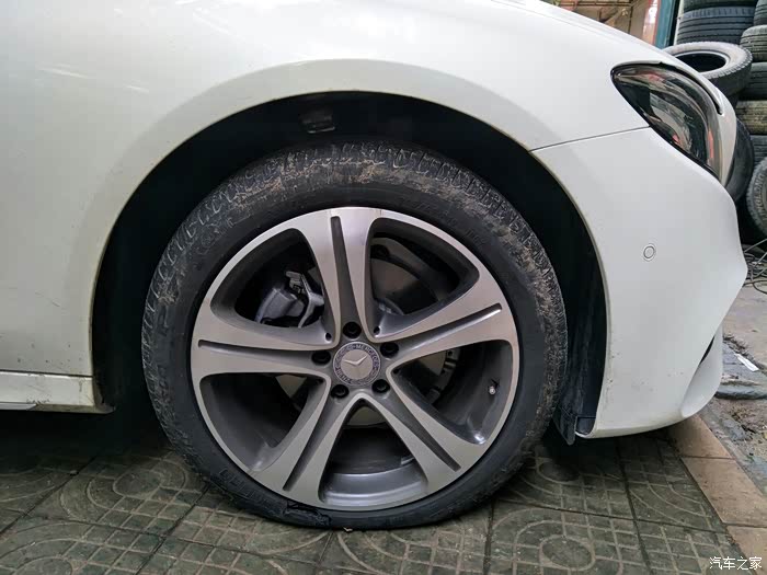 求助奔驰新e爆胎轮胎问题