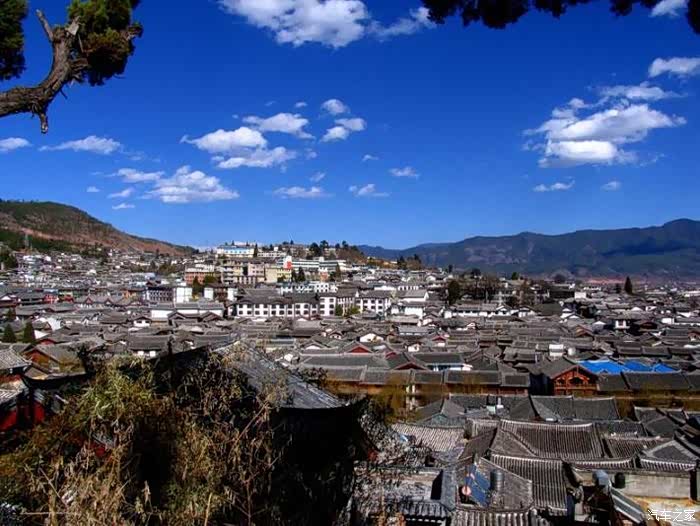 丽江的古城区是中国罕见的保存相当完好的少数民族古城