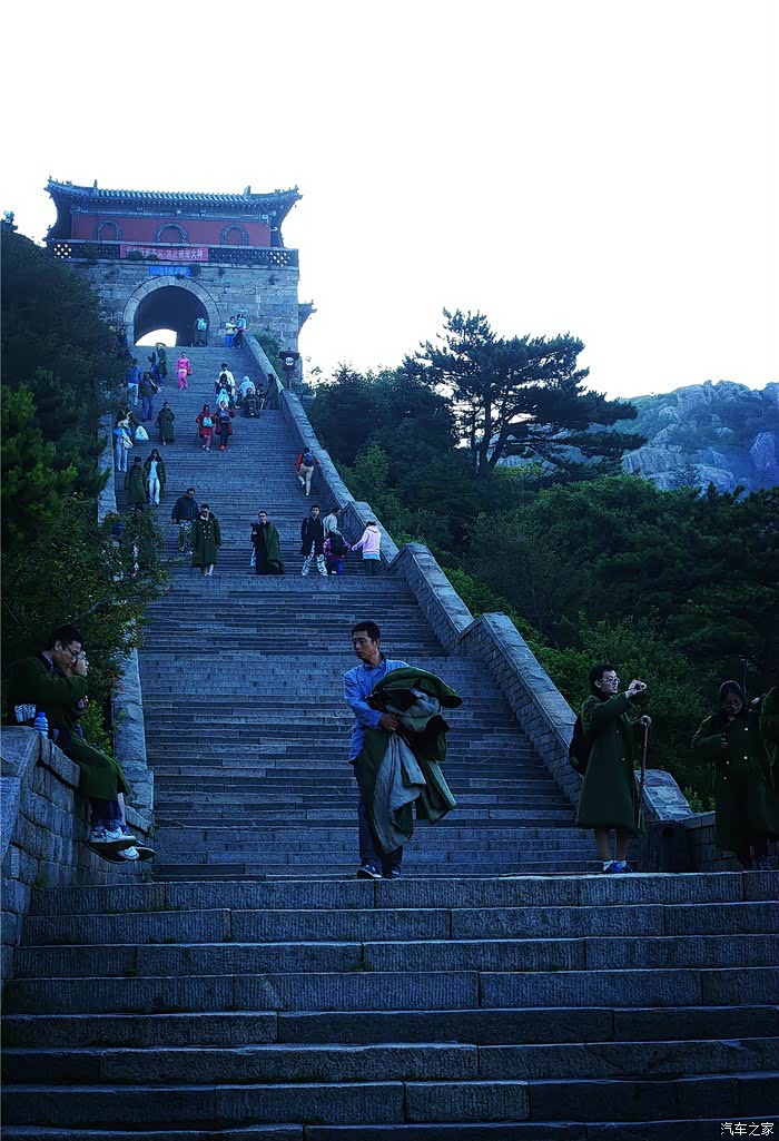 泰山登顶看日出