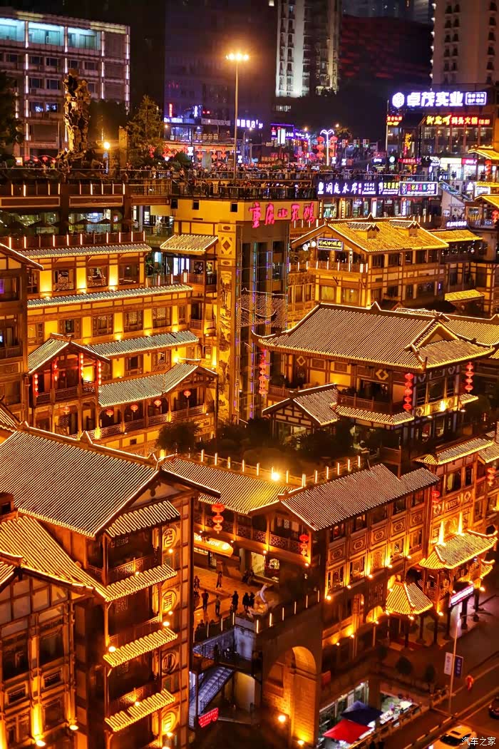 重庆洪崖洞夜景 每次看图,我都觉得之前去的一定是假的.