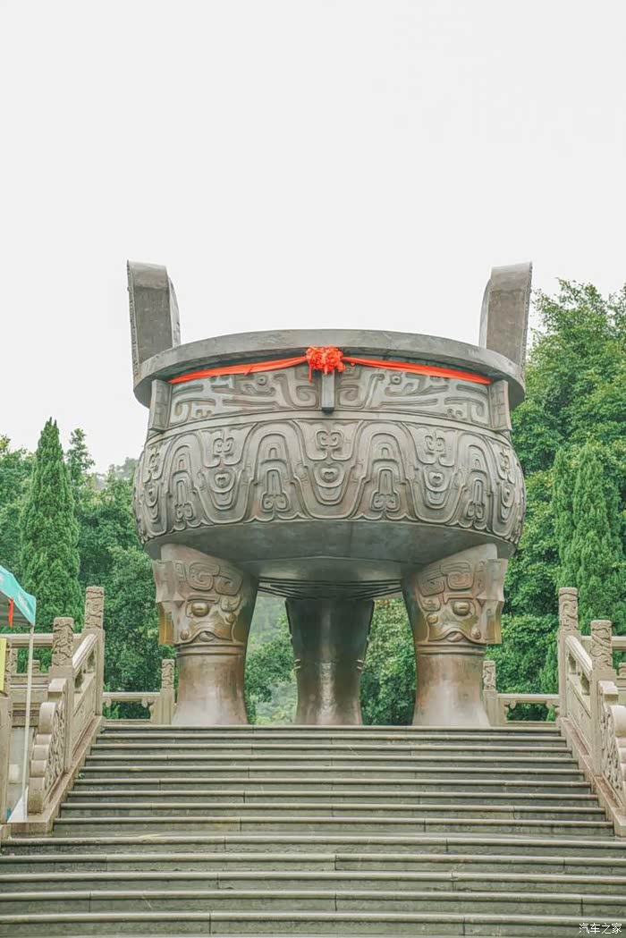 七日川蜀行|2021第一天,我开始相信光的力量看完宝鼎,我和朋友在亭子