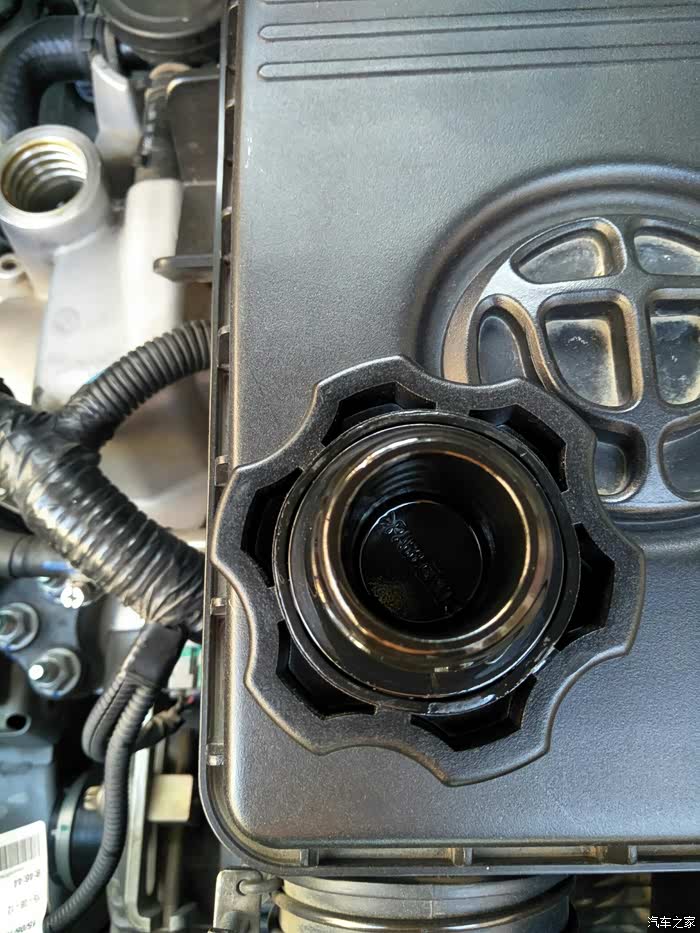 【图】三代车主贡献下机油盖图片来做个对比_中华v3论坛_汽车之家论坛
