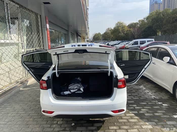 后备箱的空间也还不错