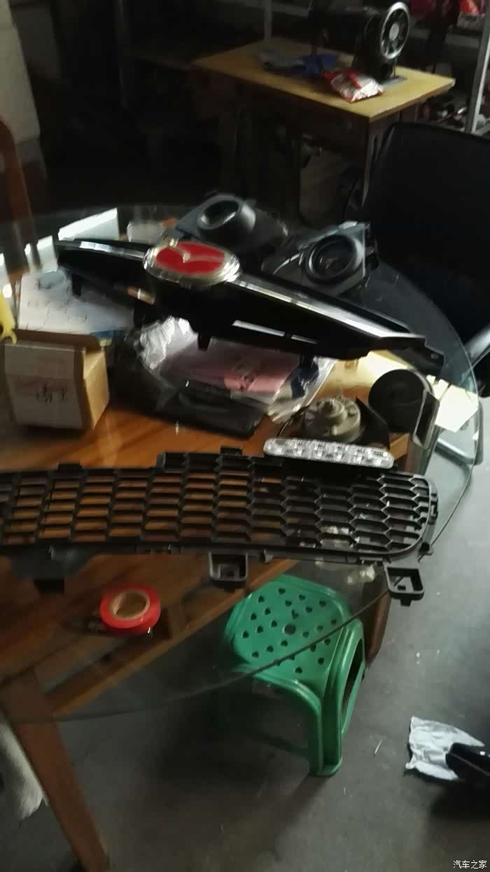 一桌子的零件