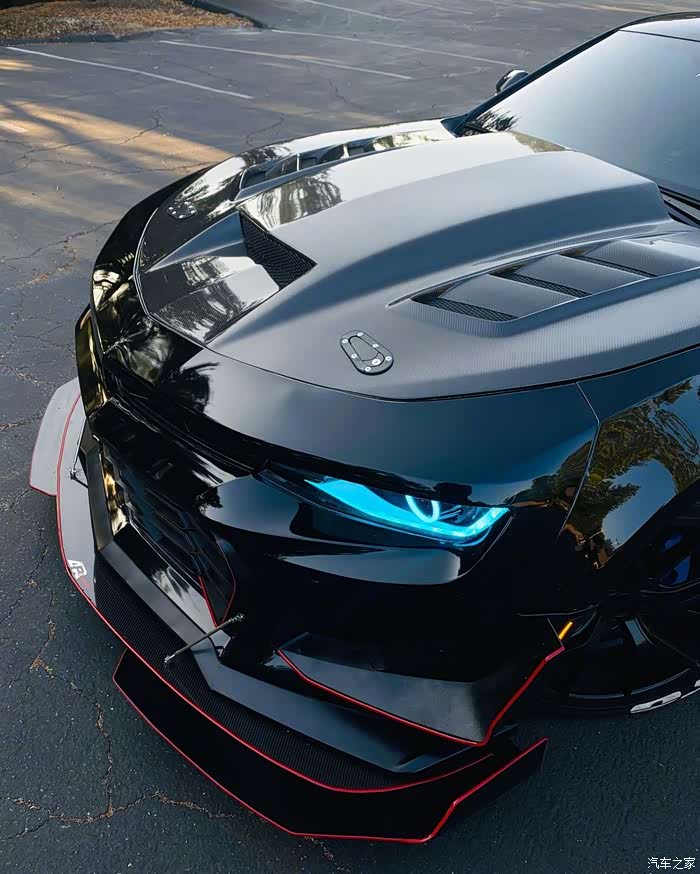 霸气侧漏的黑酷大狂蜂camaro