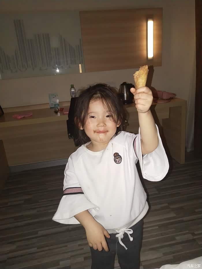 到达海口,妞妞吃冰激凌吃那叫个美