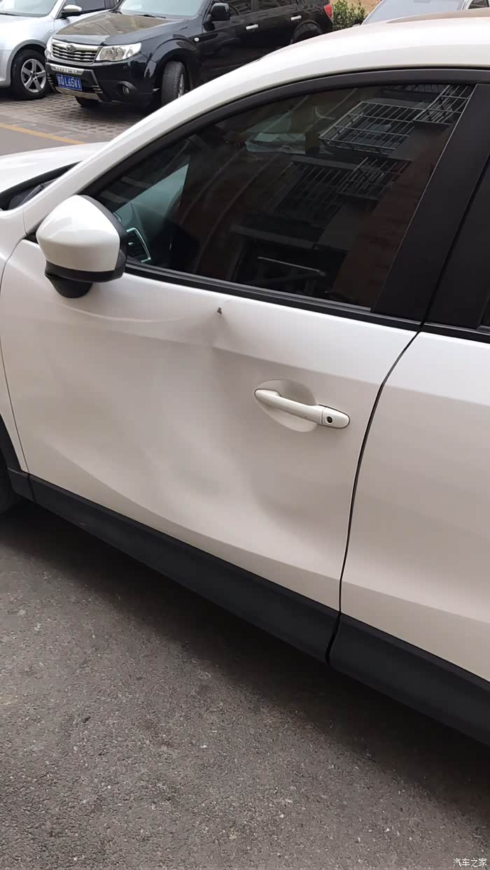 车门被醉酒小青年把车给踢坏了