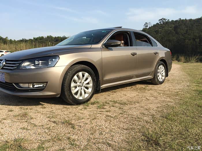帕萨特用车感受阳光下的钛金色帕萨特