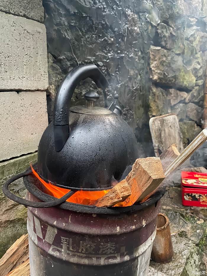 柴火烧水,很生活的感觉!