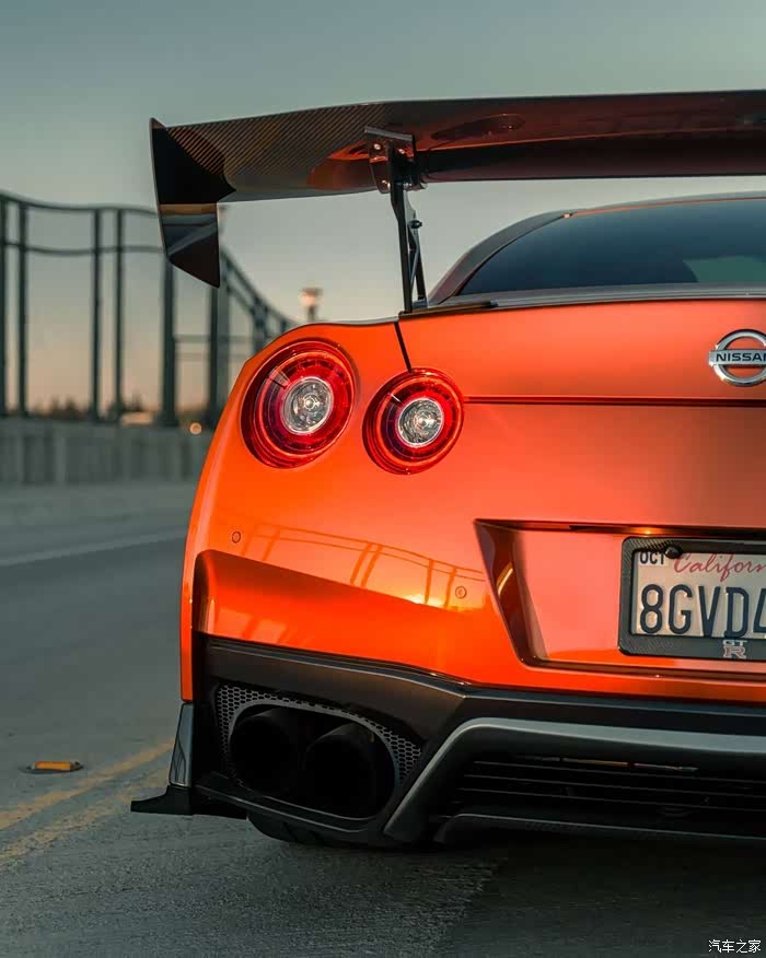橘黄色的日产战神gtr,发动机性能好,动力十足,真是美极了!