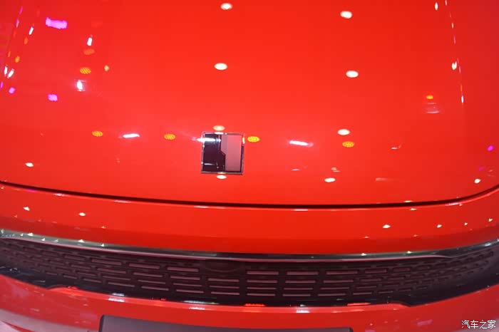 领克logo是个正方形小方块,用中间以不规则曲线分开黑色灰色两个部分.