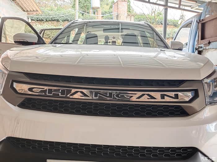 车头中网有很特别大气的镀铬条,上面印着changan的大写字母作为车标