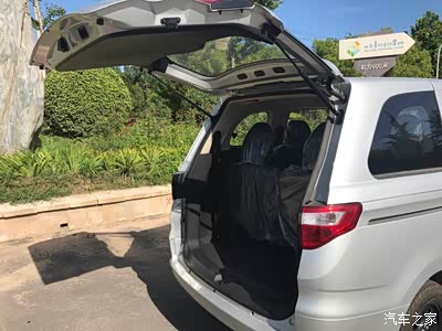 后备箱的容积不错哦