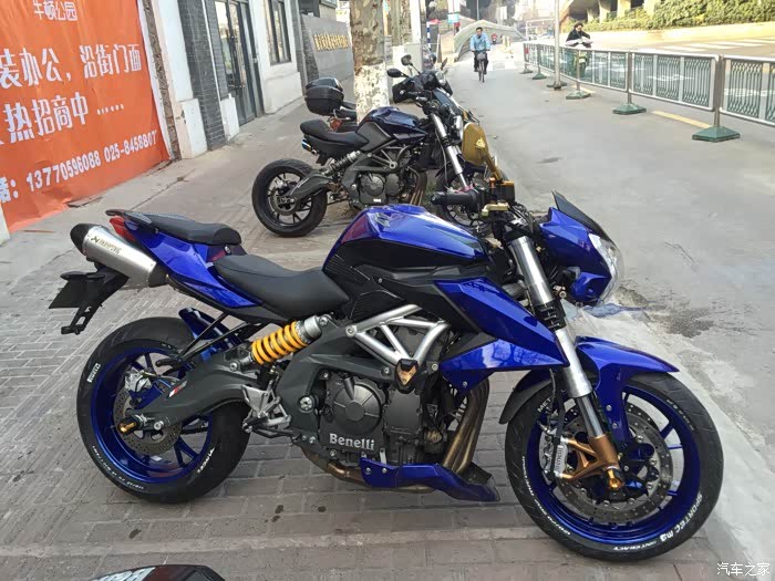 黄龙600改装复古.慢慢改装中