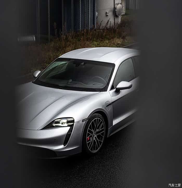 灰白色的保时捷taycan4s犀利的车灯可爱的外观