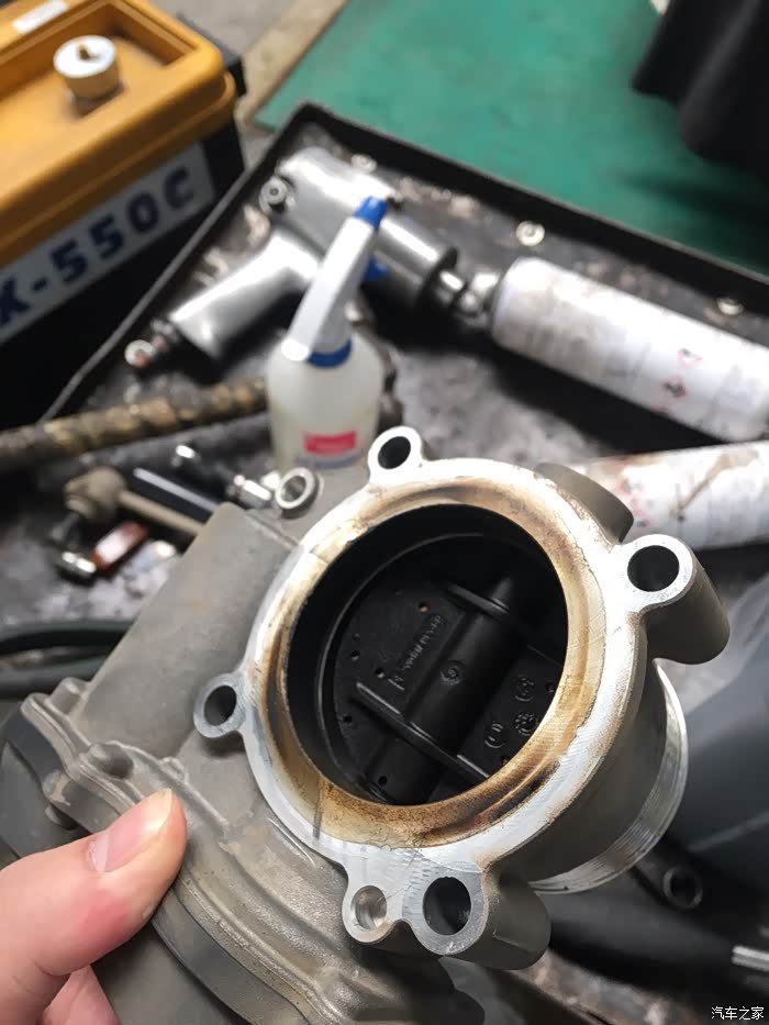 途观8万5000公里 积碳严重拆洗进气管道
