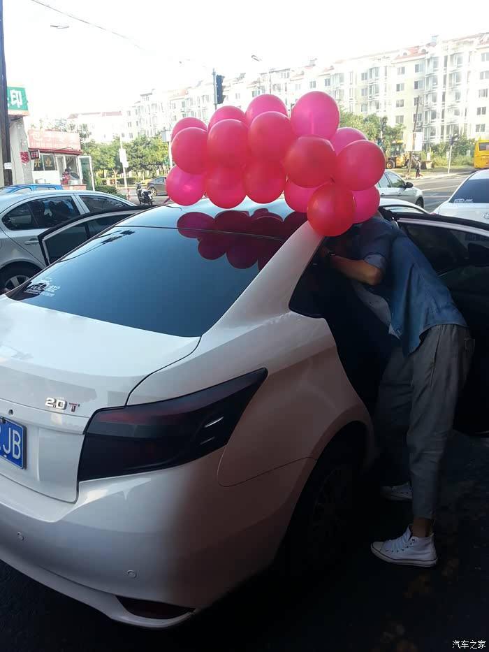 小威当婚车,体验教堂式婚礼