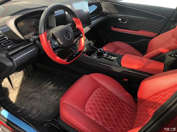 汉的红内饰真漂亮