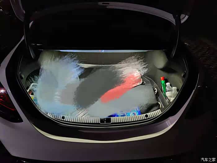 我后备箱就右边一个灯……自己接了条led灯带上去