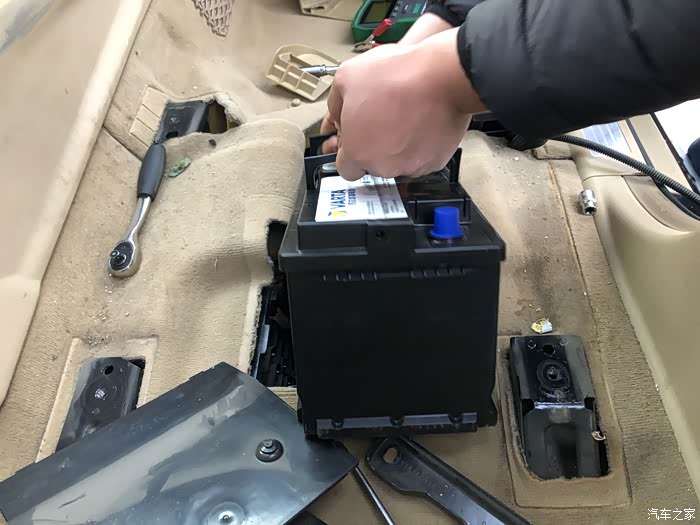 【图】十年老gl换新瓦尔塔蓄电池_奔驰gl论坛_汽车之家论坛