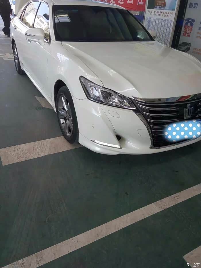 白色皇冠外观看方没有黑色神秘但白色灵动活动适合80年代伙伙比较害羞