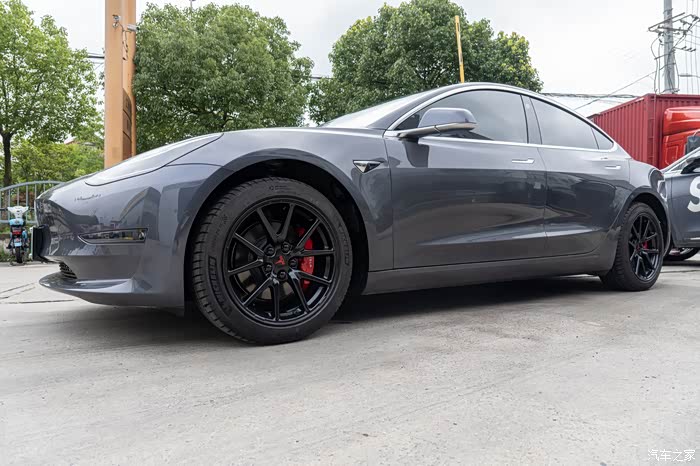 特斯拉model3轮毂改色你喜欢哪一种