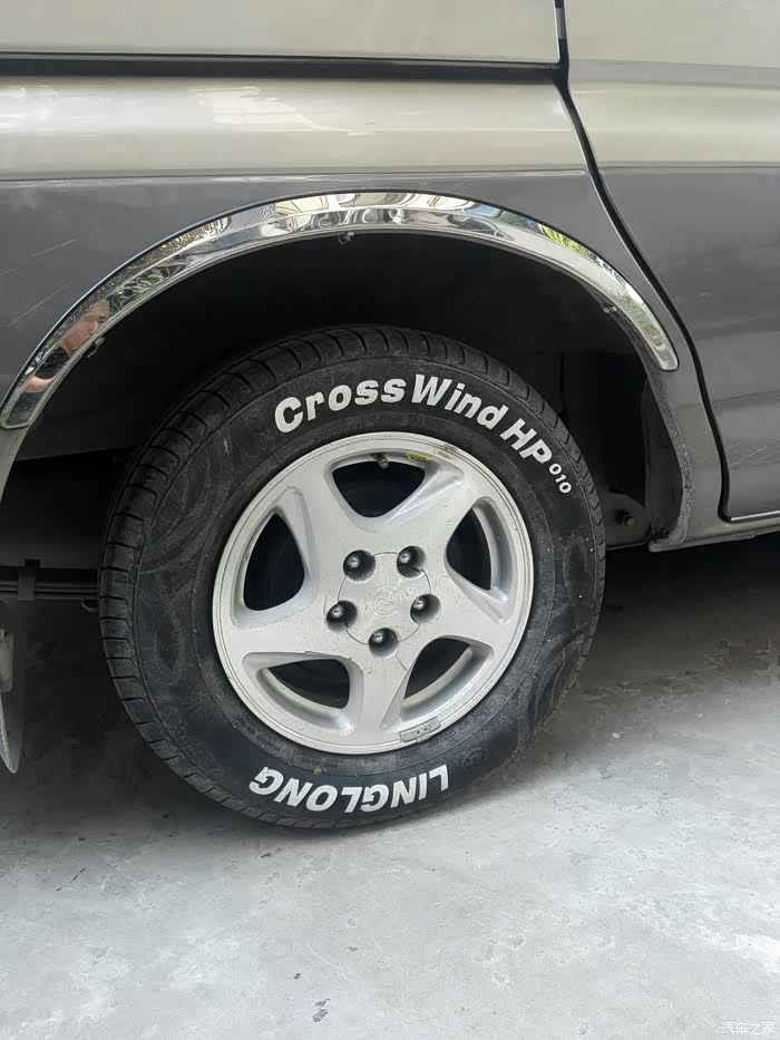 今天把四条轮胎 字母涂成白色,贼帅!后天加窗帘!