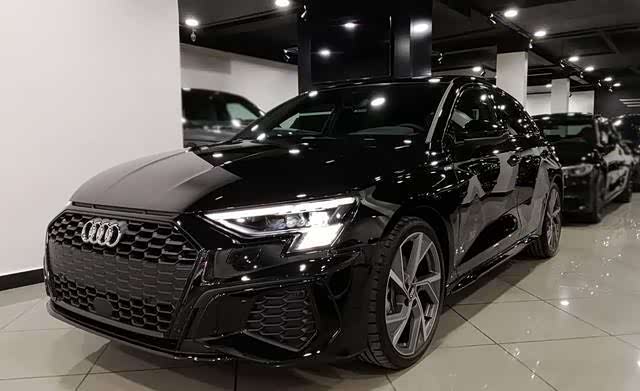 全新奥迪a3两厢版,全黑的设计风格,更加帅气