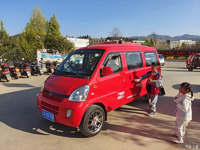 五菱荣光改红色