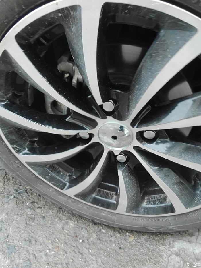 求助,怎么把轮毂中间那个盖子拆下来?