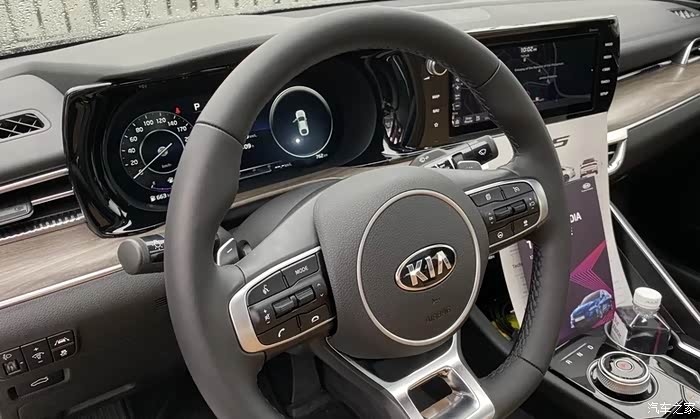 2020款起亚k5全新换代打开车门看到内饰才是惊艳的开始