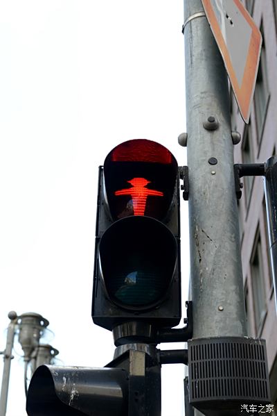 十字路口立式红绿灯图片