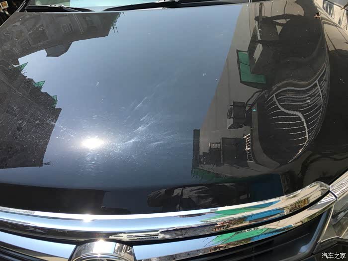 黑车引擎盖抛了下划痕,现在太阳下变半圈,怎么处理?