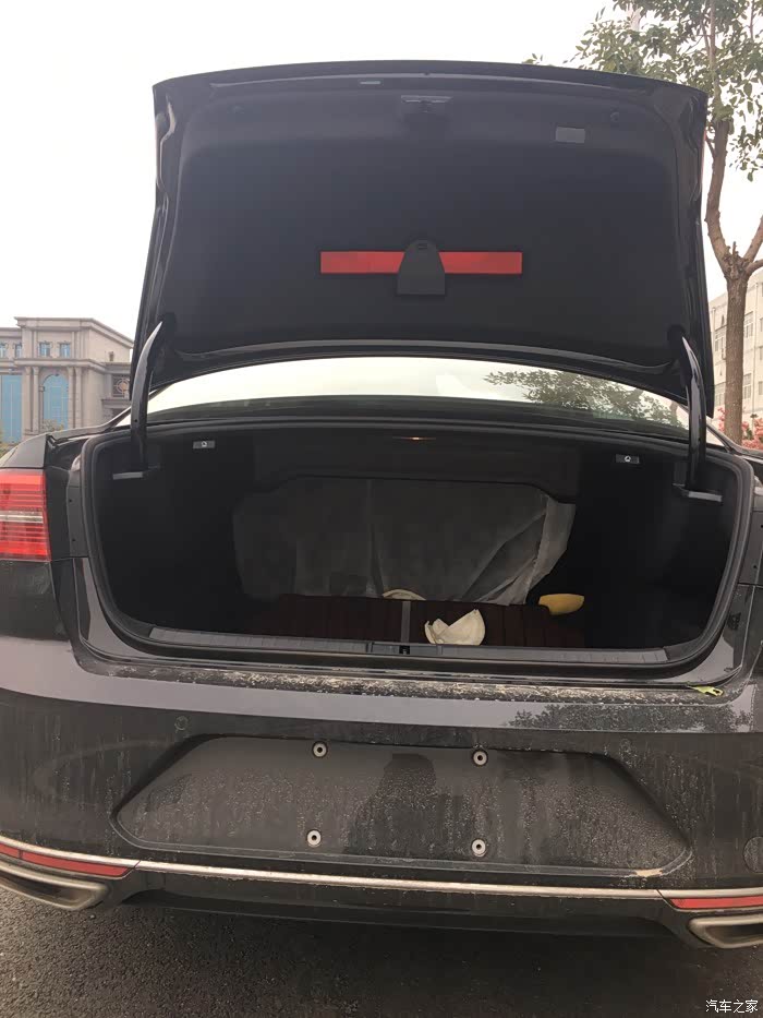 论坛 迈腾论坛 排气特写是真的排气左右都有 后备箱高度再高一点就好