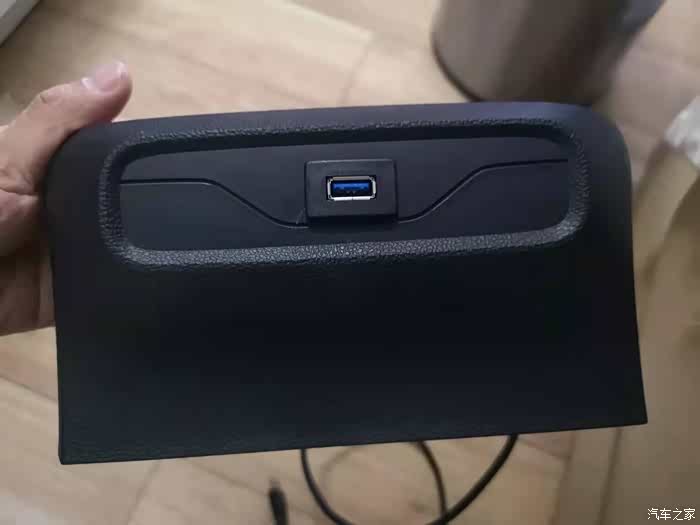 我把黑的接了行车记录仪,蓝色的弄了个插座引到了面板上,方便接u盘