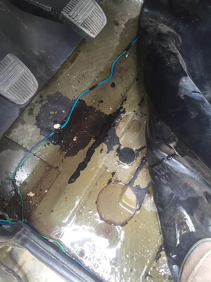【图】下雨停着车还能进雨,不是从车顶漏下来的_bj 212论坛_汽车之家