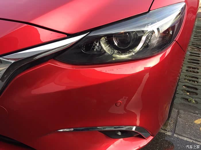 大灯很骚气,加上红色的漆更棒