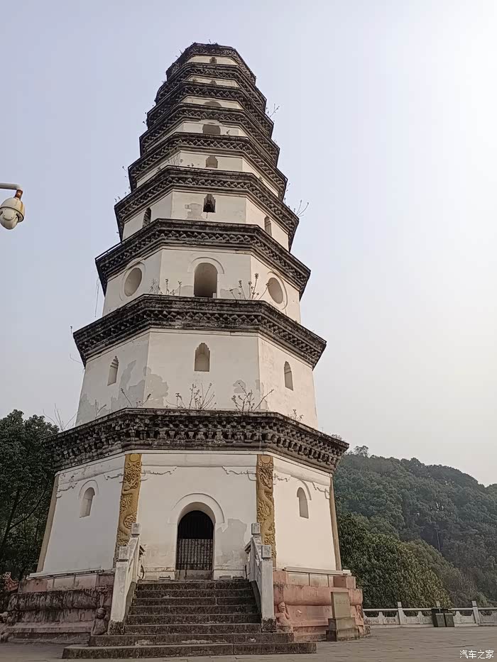 这是宜宾的龙头山,从我车窗拍出去简直太美了,就和一幅画一样!