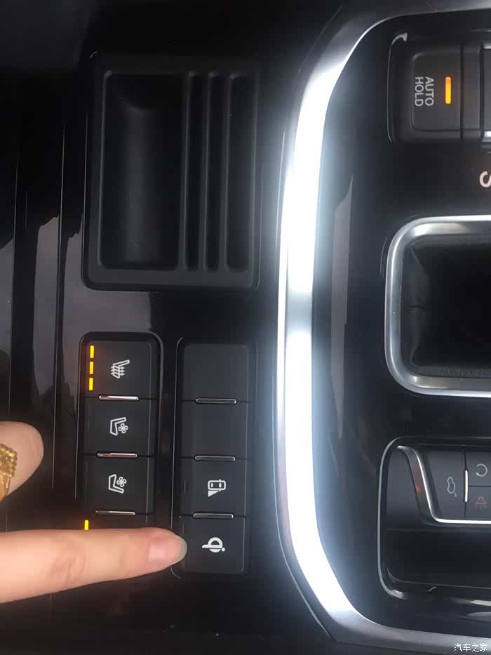 座椅加热,还有一个无线充电!但是无线充电我没有用上!