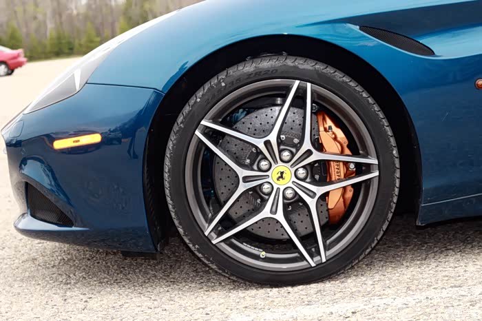 标准轮毂蛮丑,这应该最好吧,金色卡钳