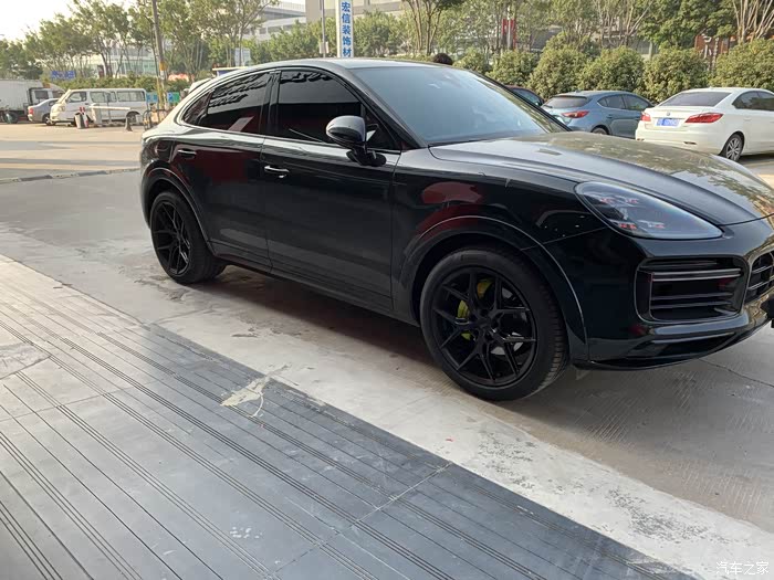 出21寸原厂铂色花瓣卡宴轮毂带轮胎