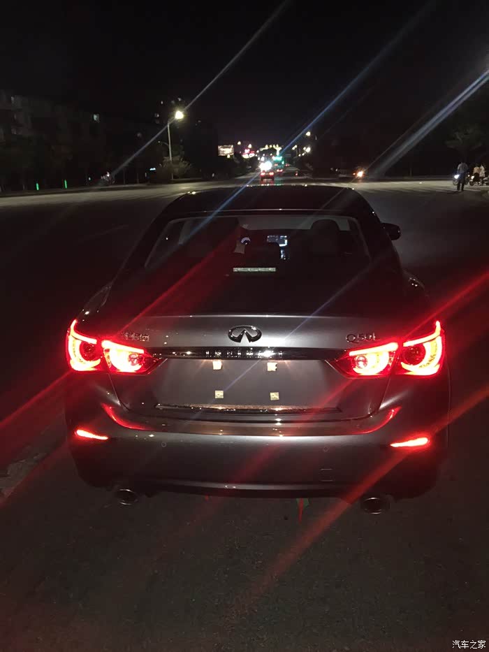 英菲尼迪q50l的尾灯转向灯点亮是啥样的