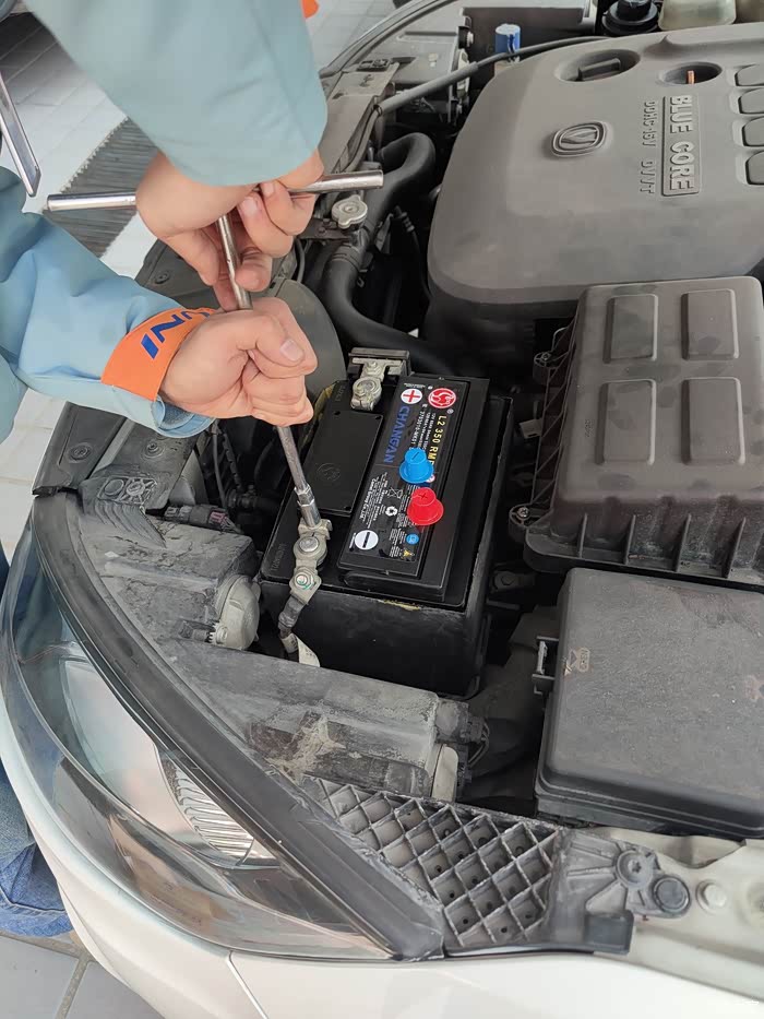 为爱车更换电瓶