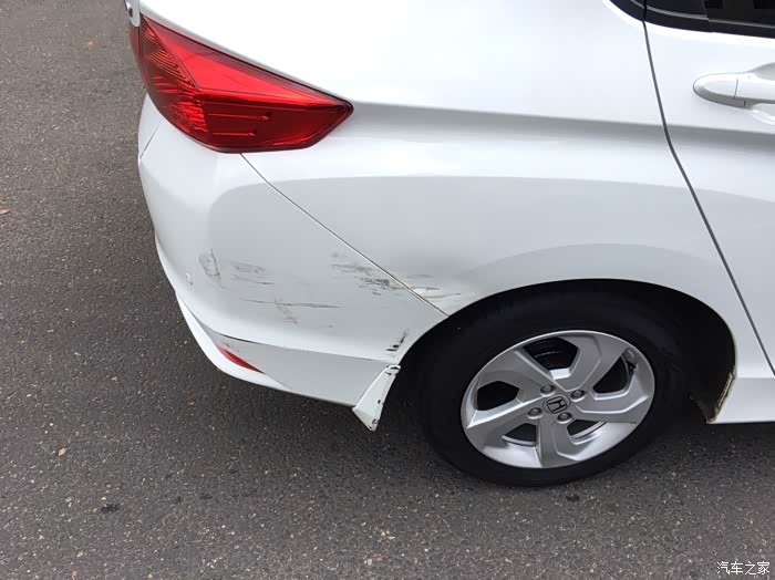 心疼被别克车蹭了下