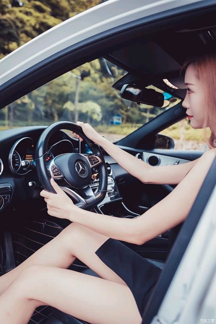 奔驰amg的帅气总有美女的陪伴