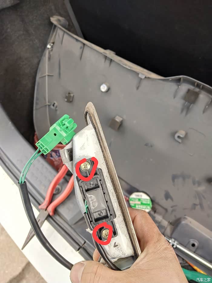 雨燕后备箱开关更换