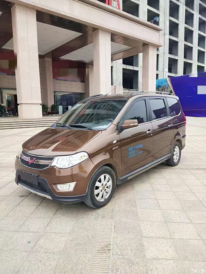 五菱宏光s一款很适合家庭用的多功能mpv车型.